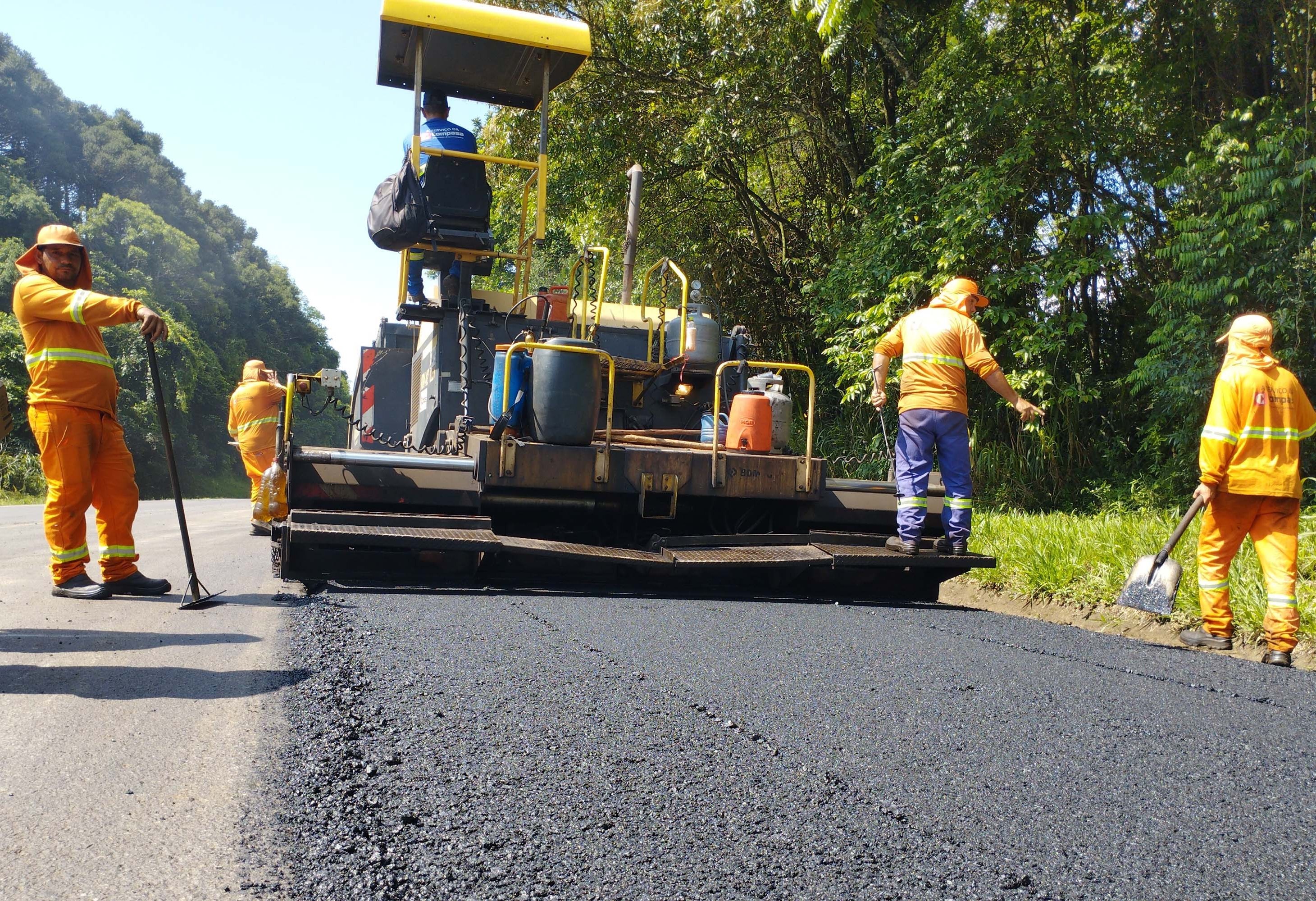 Obra de recapeamento de rodovia estadual, sob responsabilidade do Departamento de Estradas de Rodagem do Paraná (DER-PR)
