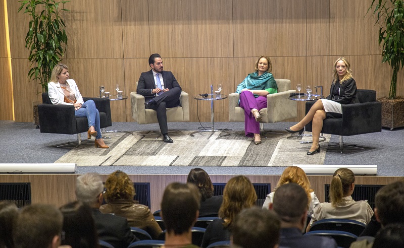 Abertura do curso "Desenvolvimento Metropolitano e Transporte Coletivo", que teve aula inaugural do professor Ciro Biderman, diretor da FGV Cidades. Foto: Mauro Beghetto Penteado/TCE-PR