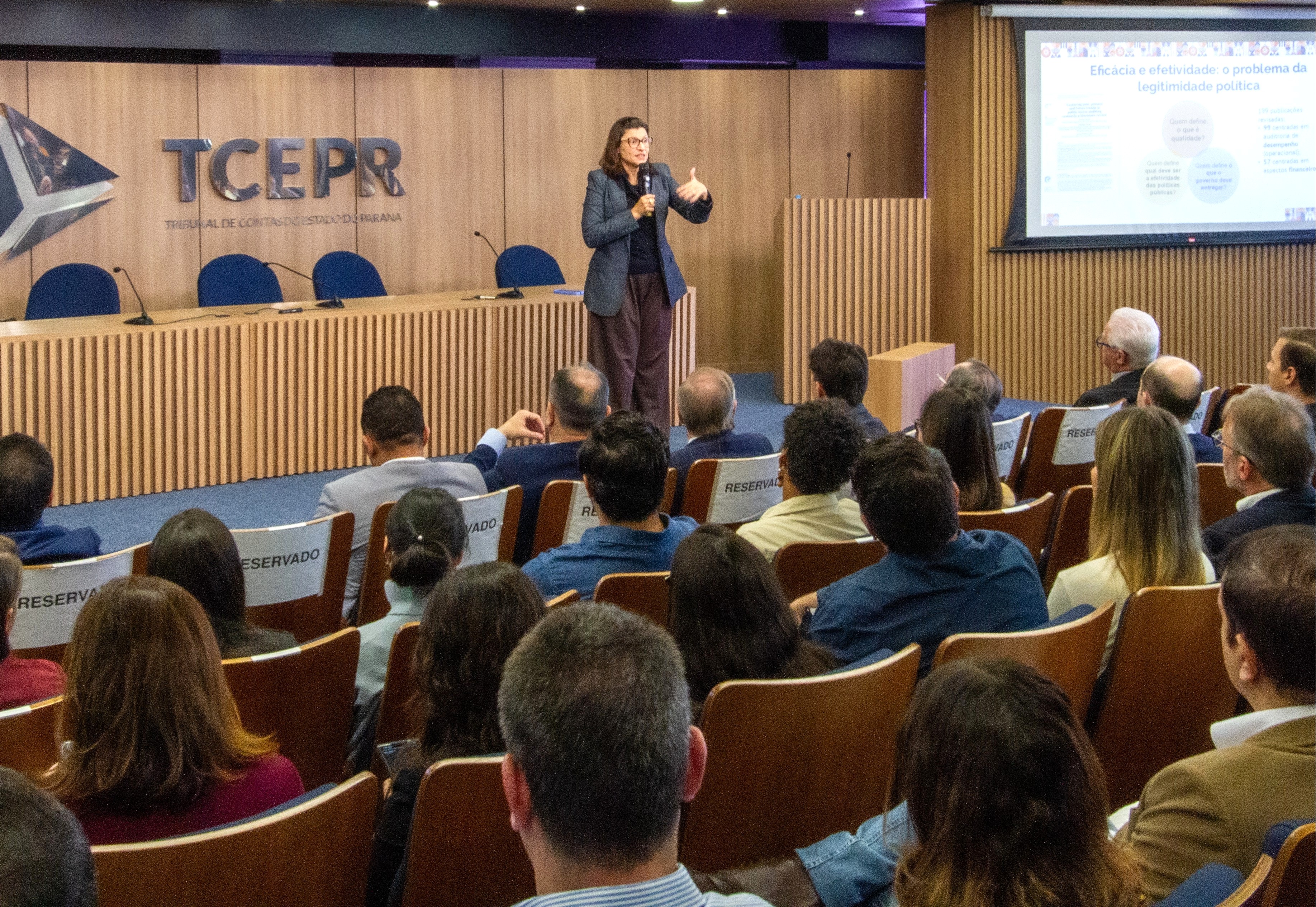 A professora da Fundação Getúlio Vargas Cibele Franzese em palestra na comemoração dos 79 anos do TCE-PR
