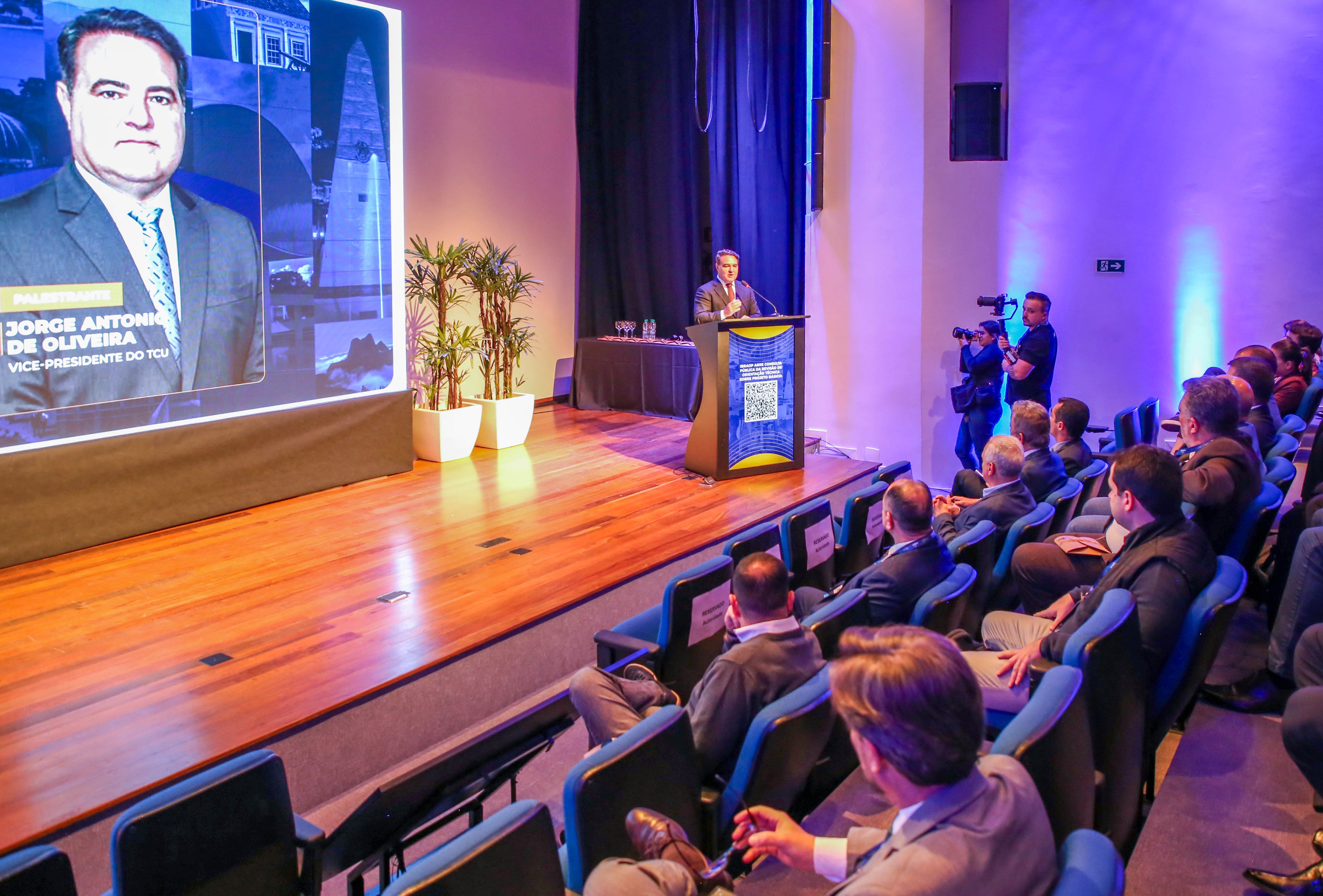 O ministro Jorge Oliveira, vice-presidente do TCU, em palestra no Encontro Nacional de Auditoria de Obras Públicas, em Curitiba