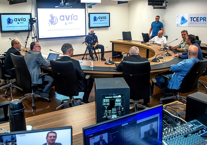 Acompanhado de servidores, o presidente do TCE-PR, conselheiro Fernando Guimarães, comandou "live" na qual foi lançado a ferramenta Avia - Atendimento Virtual por Inteligência Artificial. Foto: Mauro Beghetto Penteado/TCE-PR