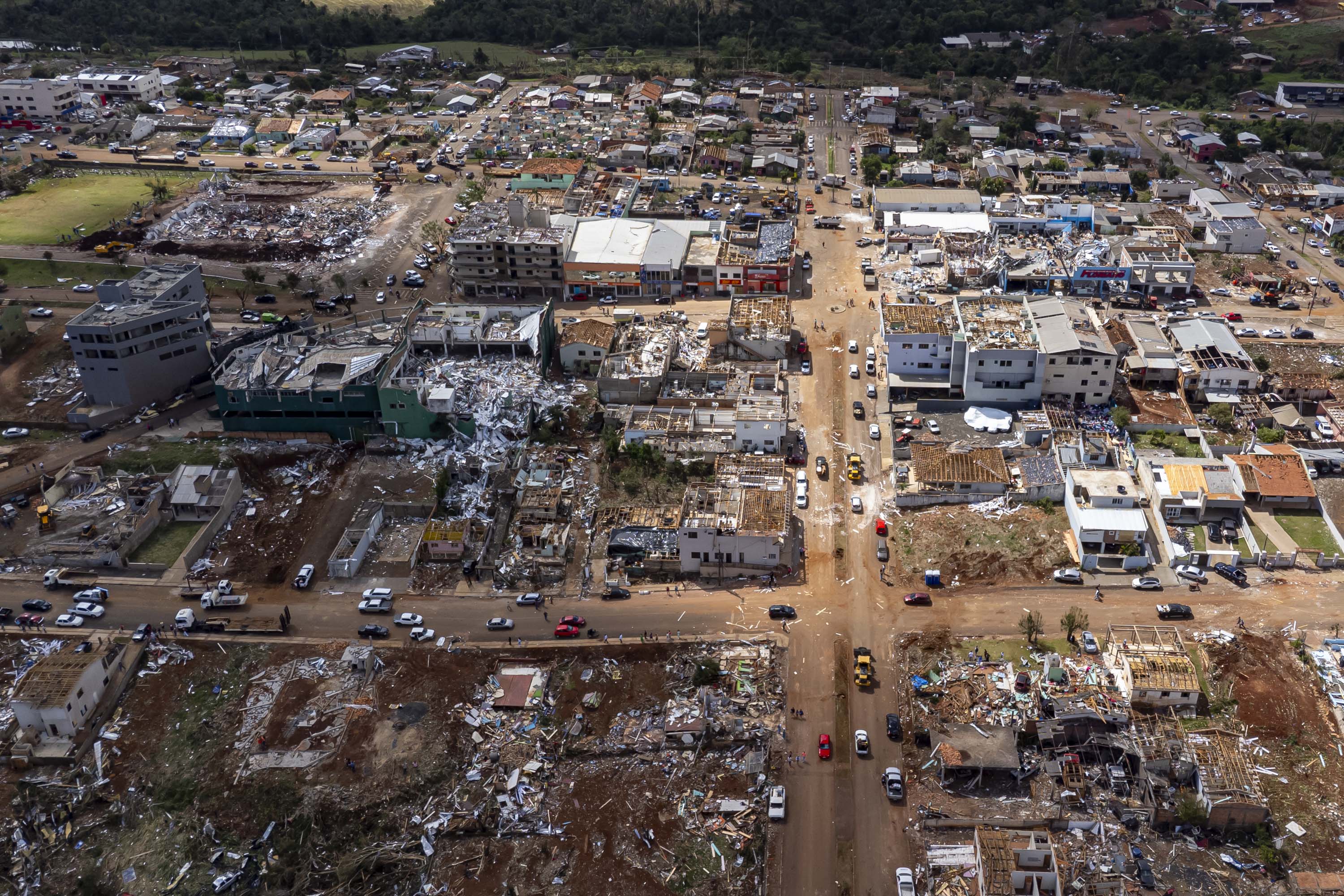 Vista da sede urbana de Rio Bonito do Iguaçu, devastada por um tornado ocorrido em novembro de 2025
