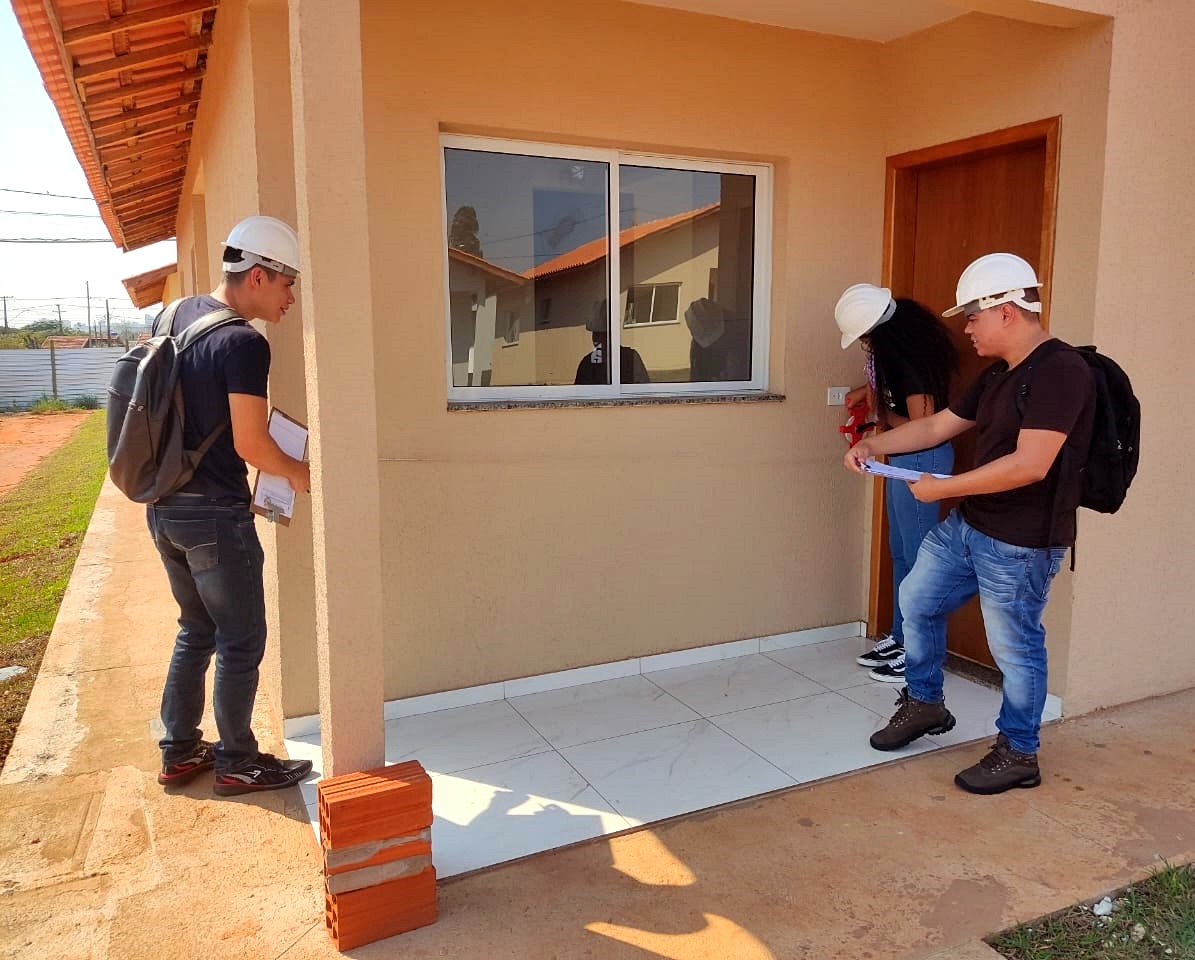 Alunos de Engenharia Civil da UEM fazem vistoria nas obras do conjunto habitacional do Jardim Pimentel, em Umuarama, em programa de estímulo ao controle social desenvolvido pelo TCE-PR. Foto: TCE-PR/Divulgação
