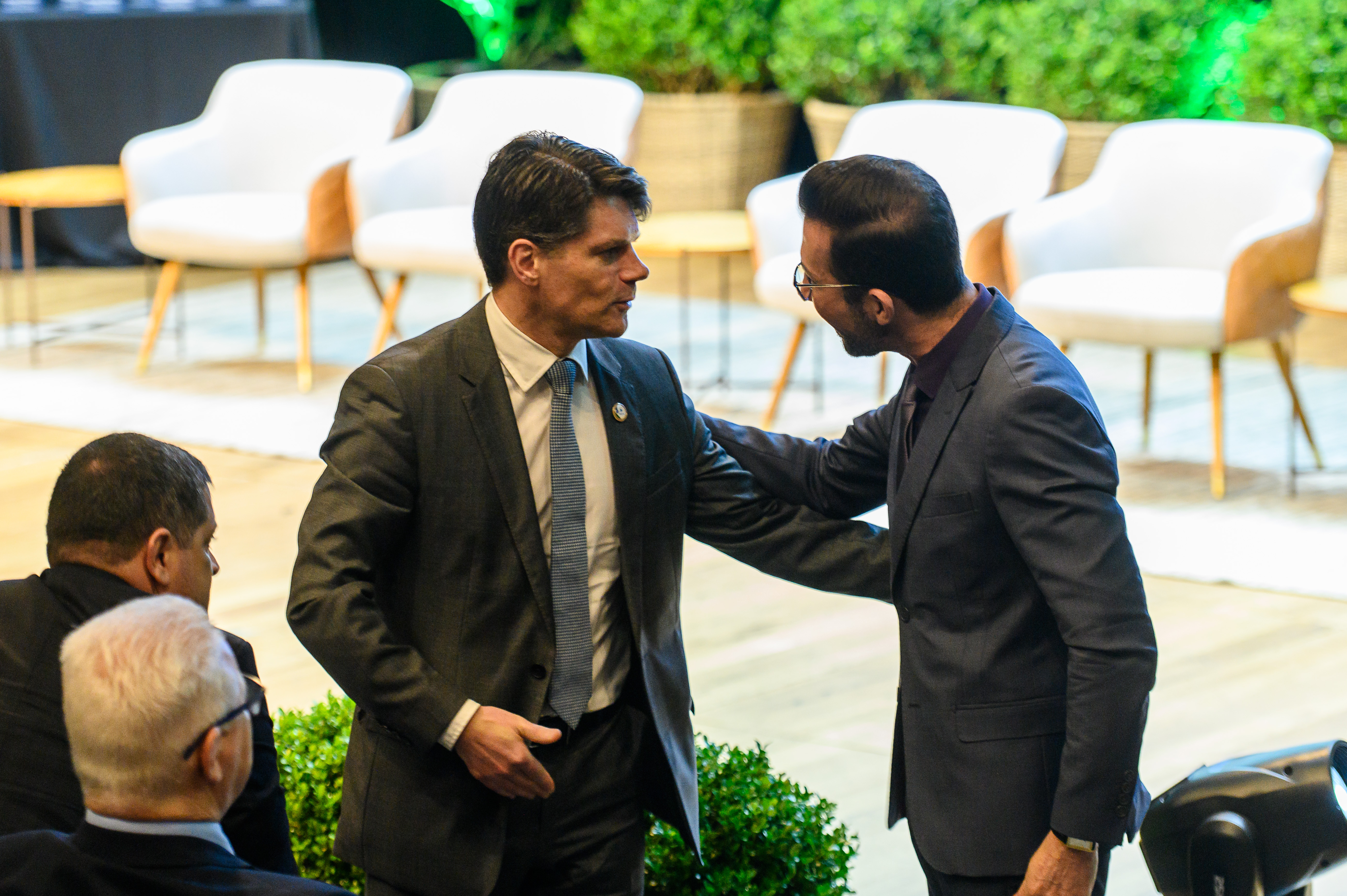 O presidente do TCE-PR, conselheiro Ivens Linhares, cumprimentou os representantes dos municípios reconhecidos no evento do Progov