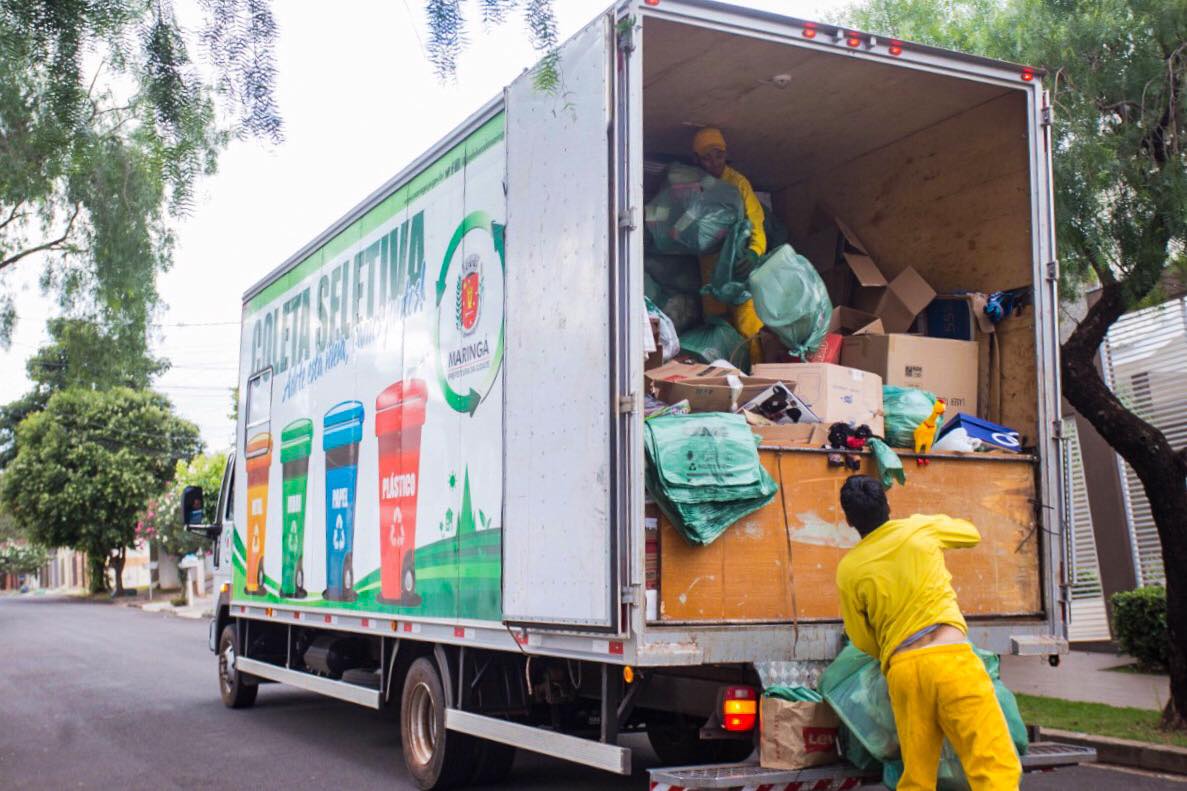 Caminhão do serviço de coleta seletiva de resíduos sólidos de Maringá