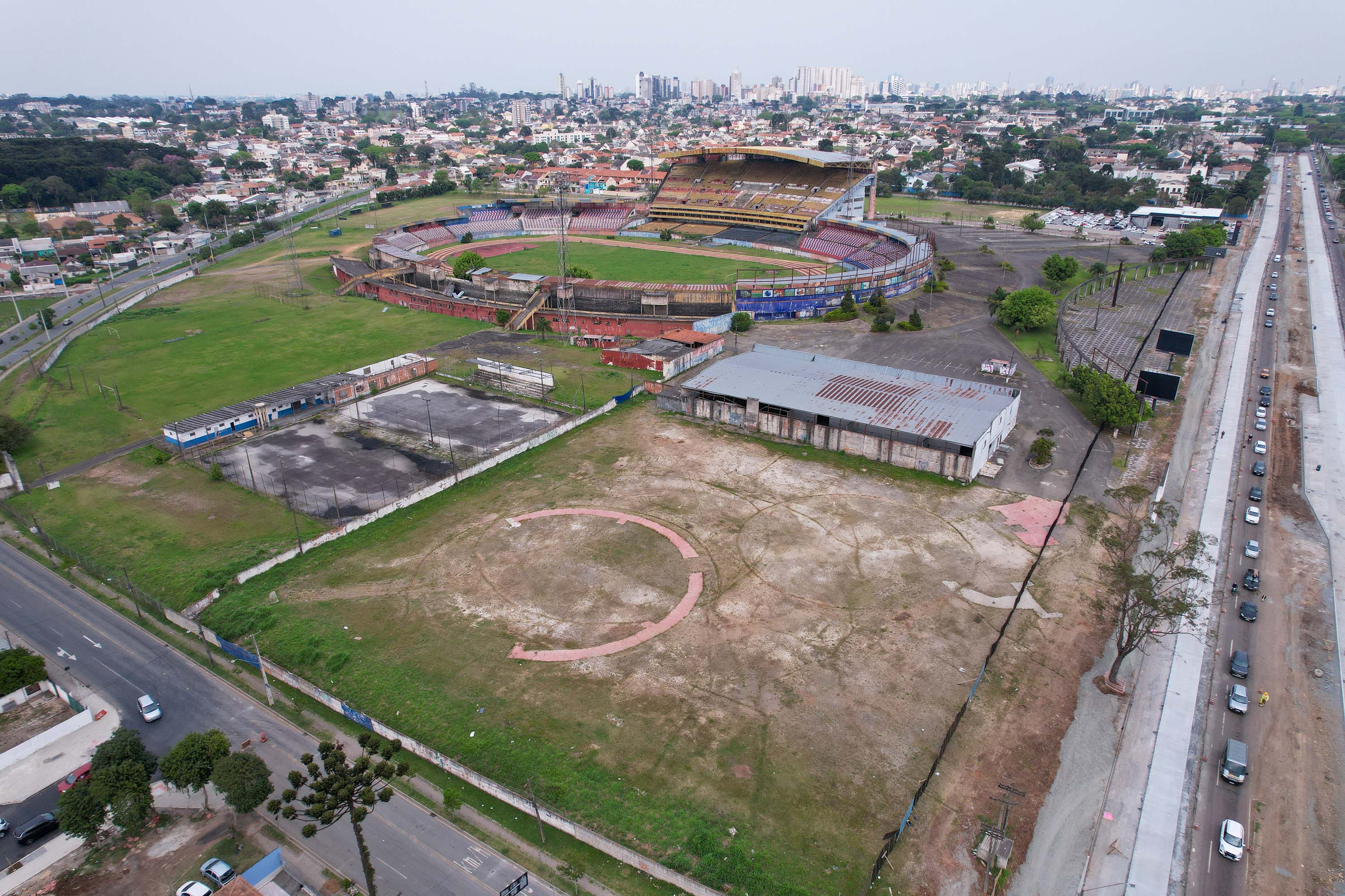 Antigo Estádio do Pinheirão, em Curitiba, área cujo processo de desapropriação enfrenta disputas judiciais