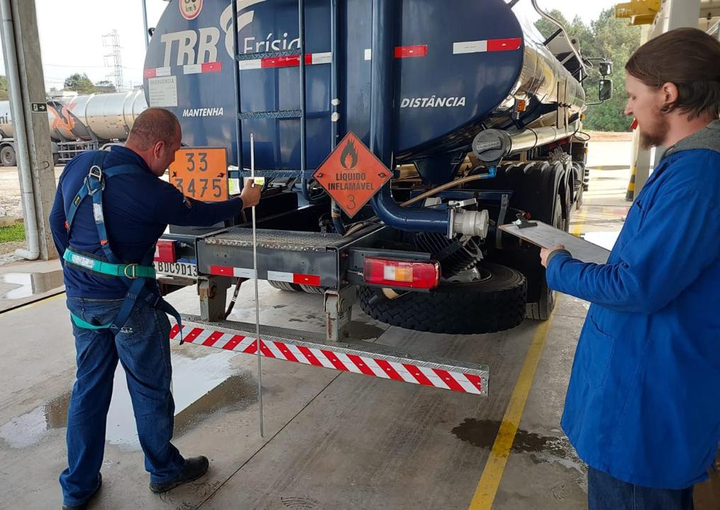Servidores do Instituto de Pesos e Medidas do Paraná (Ipem-PR), em fiscalização sobre o transporte de combustíveis por caminhões-tanque