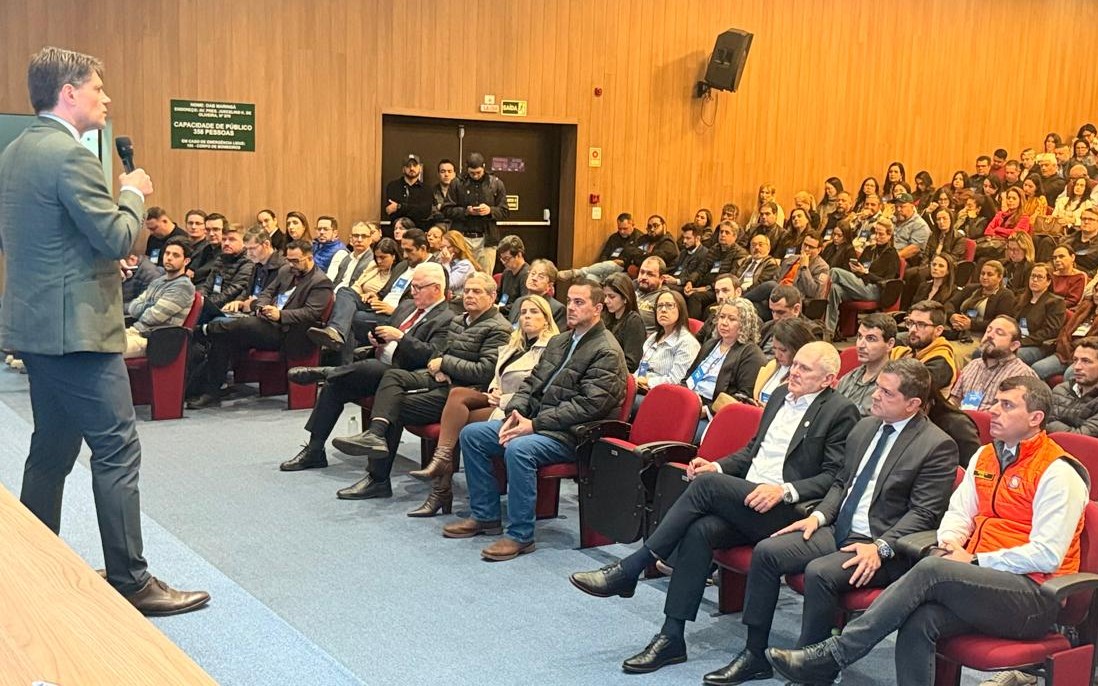 O presidente do Tribunal de Contas, conselheiro Ivens Linhares, fala em evento do TCE-PR Conecta em Maringá