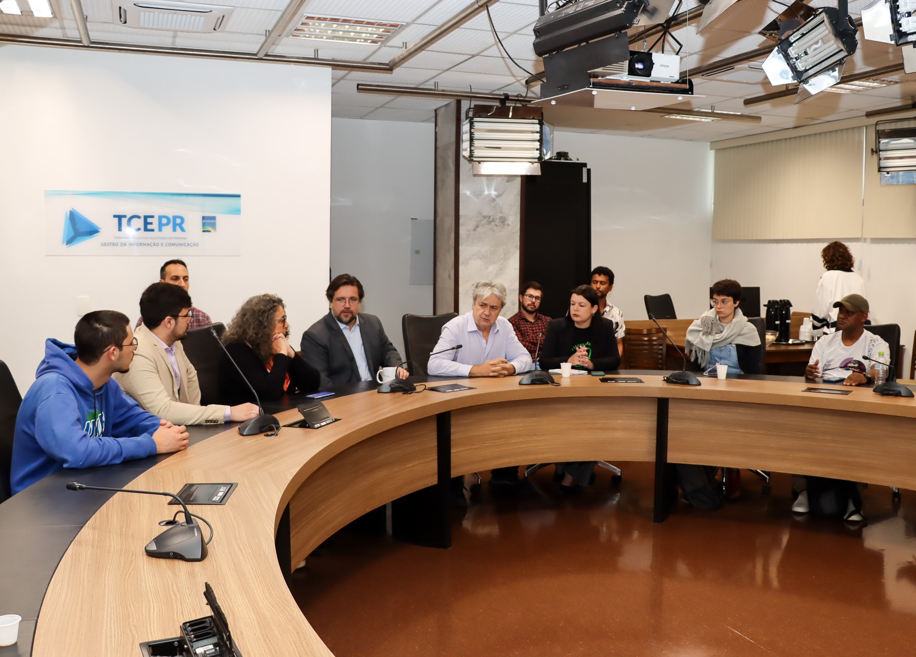 O conselheiro do TCE-PR Maurício Requião, relator das contas de 2024 do governador do Estado, recebe represenantes de movimentos sociais para buscar subsídios a fim de realizar seu trabalho de análise das contas.