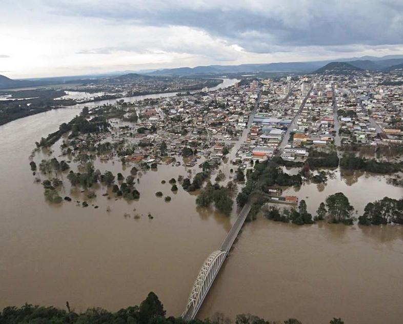 Vista aérea de parte da cidade de União da Vitória (Região Sul) alagada pelo Rio Iguaçu, devido às chuvas que atingiram o Paraná em meados de outubro de 2023. Foto: Divulgação