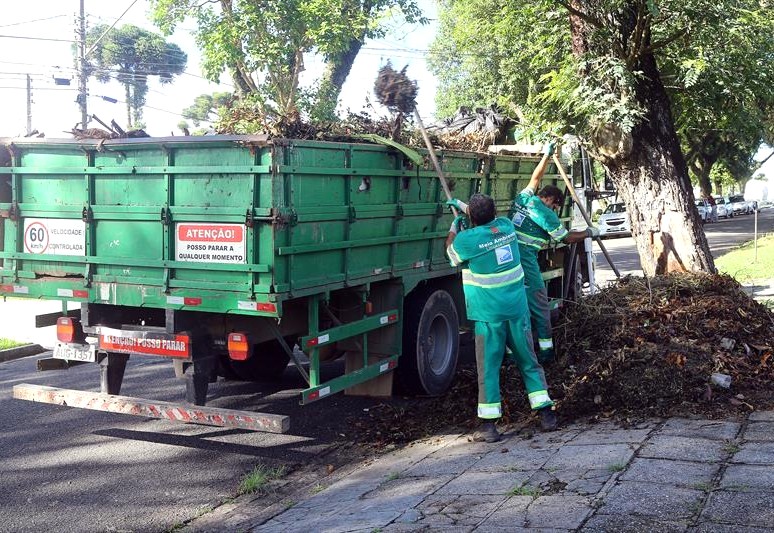 Coleta de resíduos vegetais em rua de Curitiba, sob responsabilidade da Secretaria Municipal do Meio Ambiente