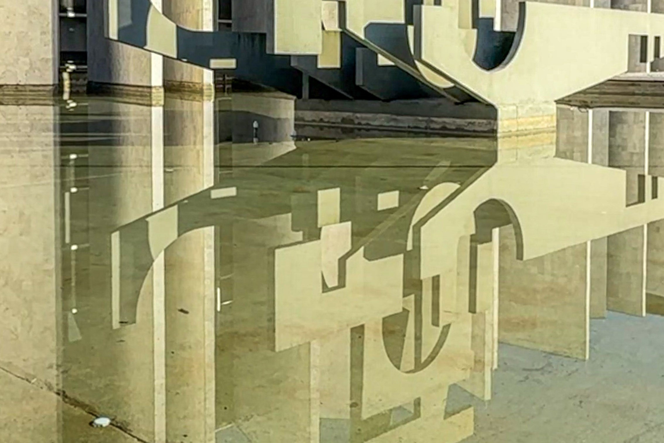 Detalhe do Edifício-Sede do TCE-PR, em Curitiba, refletivo no espelho d'água que o rodeia