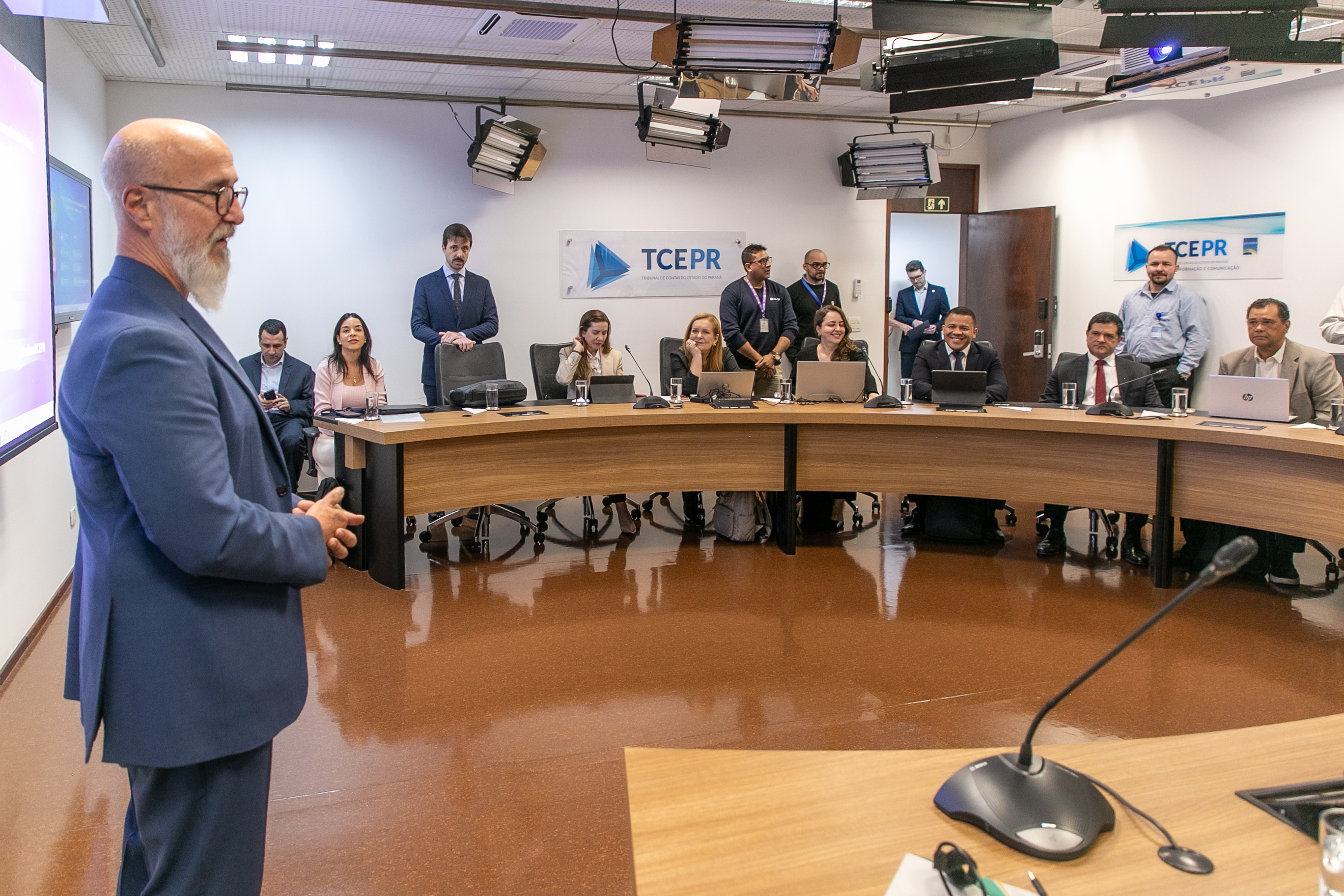O conselheiro Fernando Guimarães e servidores do TCE-PR recepcionam a equipe da Atricon responsável pelo MMDI-TC