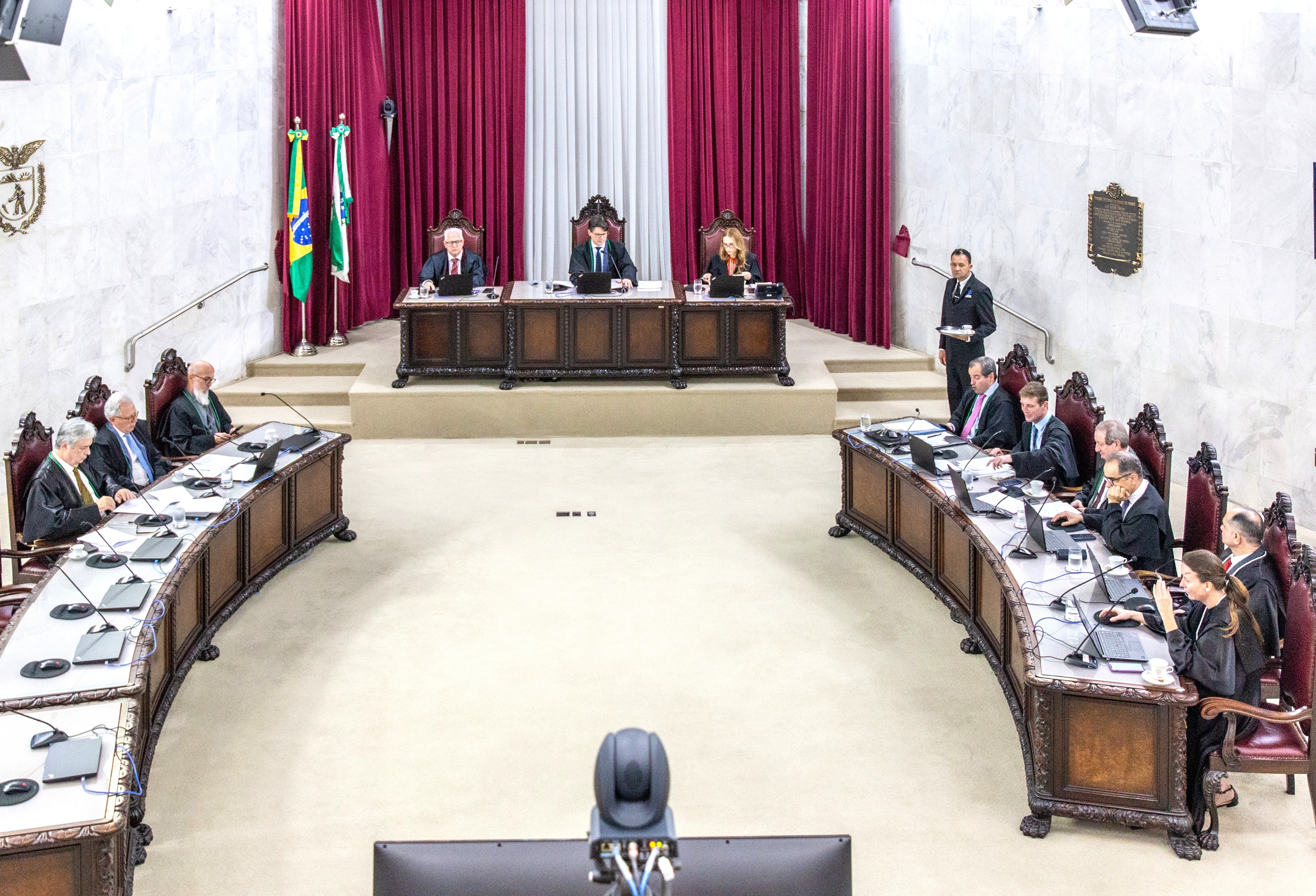 Sessão ordinária do Tribunal Pleno do TCE-PR, realizada presencialmente às quartas-feiras, a partir das 14h
