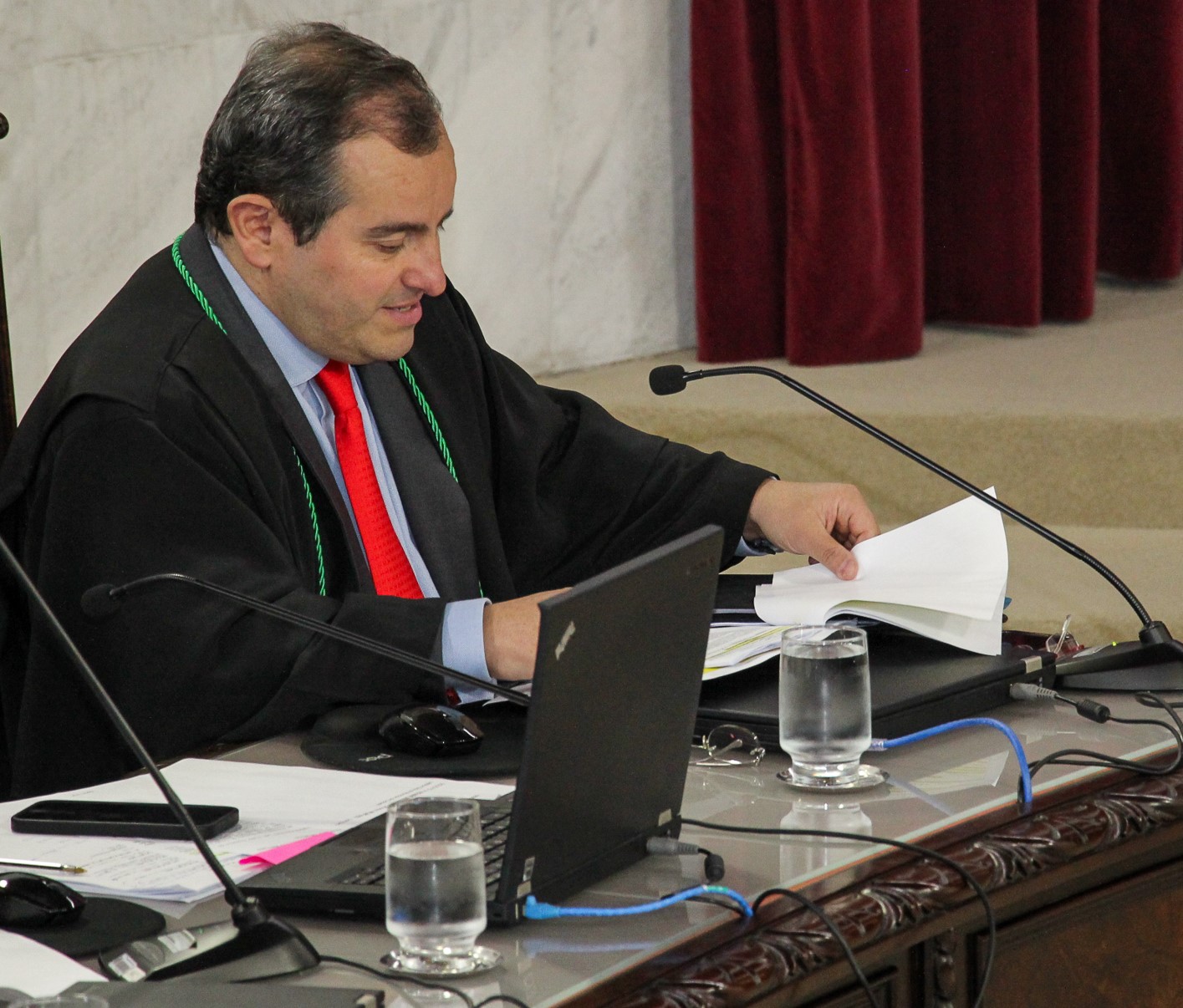 O conselheiro Ivan Bonilha relata processo em sessão do Tribunal Pleno do TCE-PR. Foto: Fabiano Contador/TCE-PR