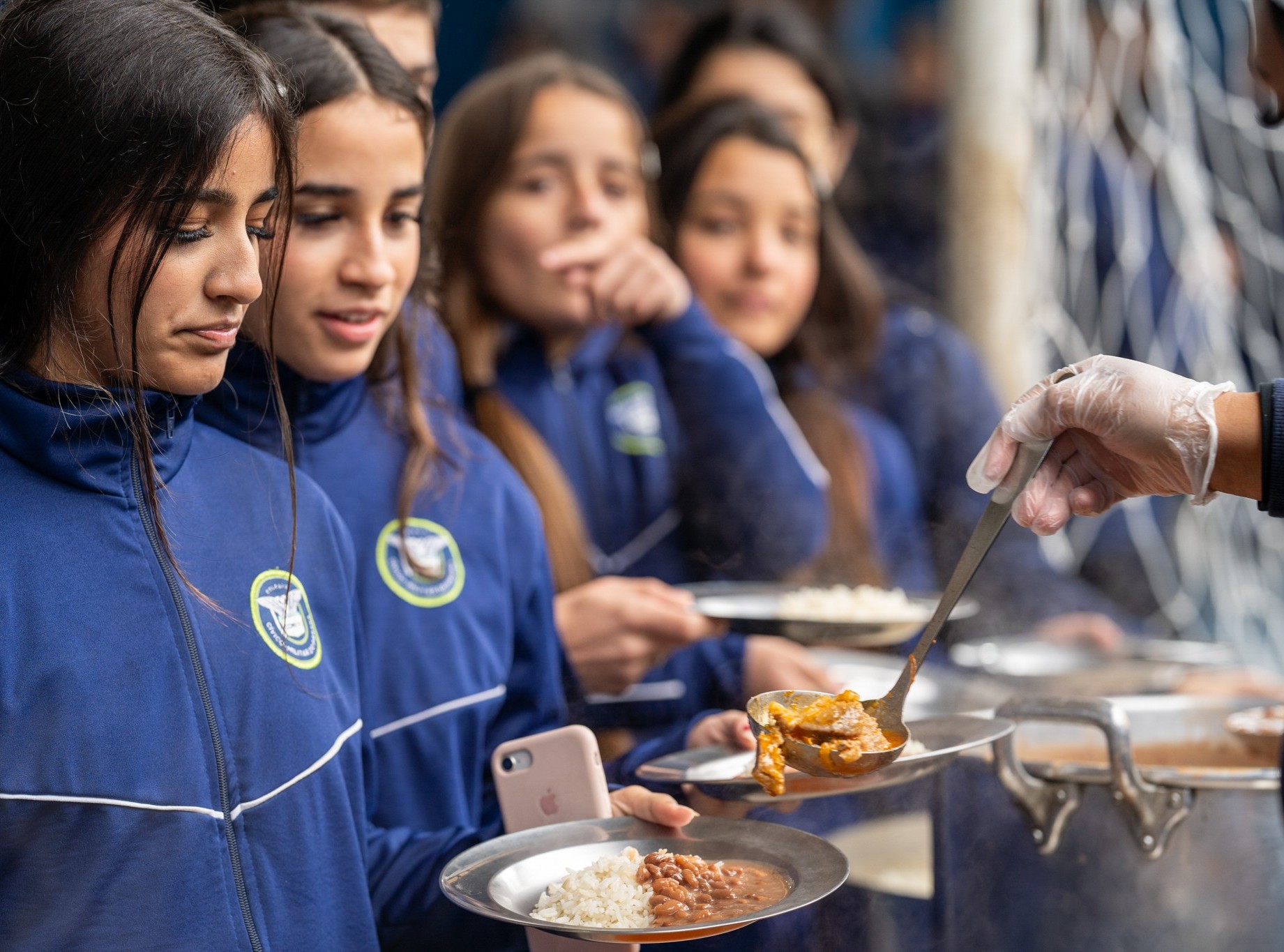 Merenda escolar servida em escola estadual do Paraná