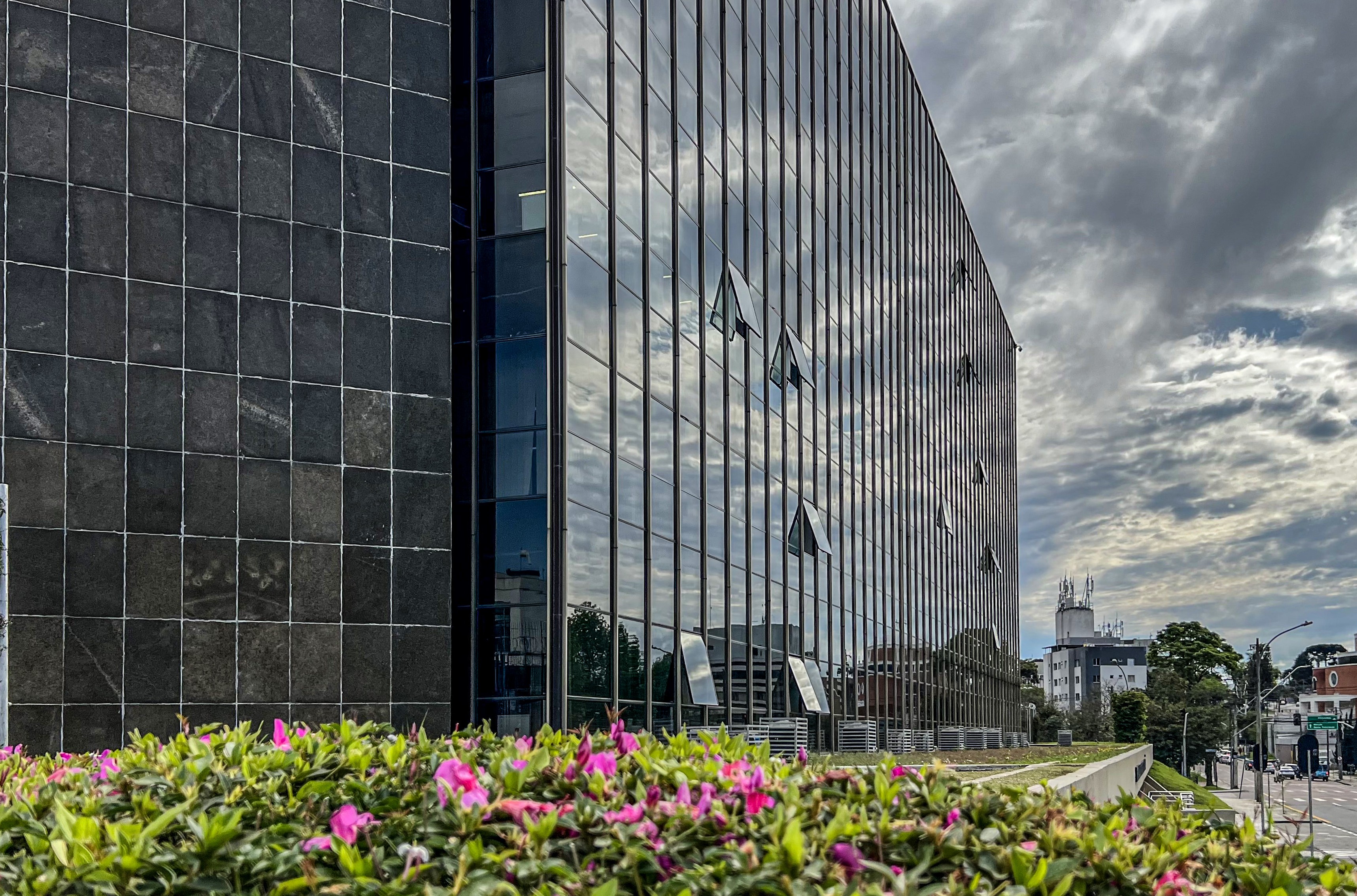 Edifício-Anexo do TCE-PR, localizado no bairro Centro Cívico, em Curitiba