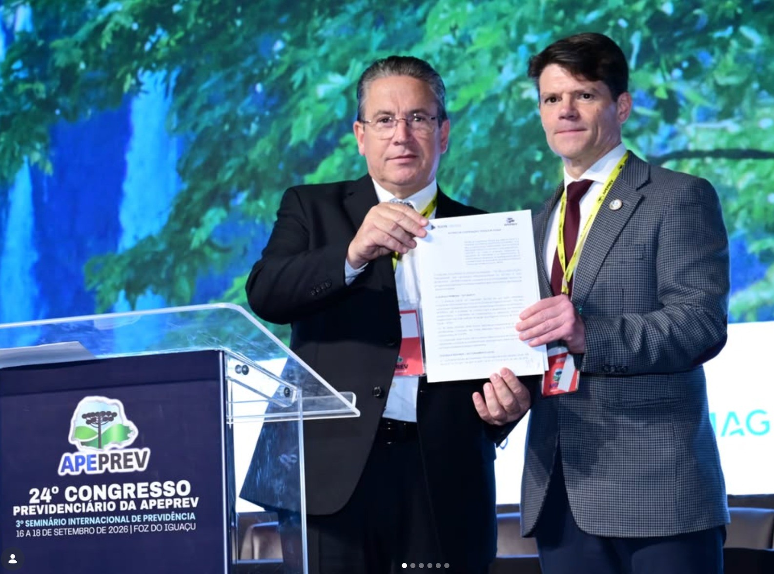 Os presidentes do TCE-PR, conselheiro Ivens Linhares (à direita na foto), e da Apeprev, Márcio Oliveira Apolinário, assinam Acordo de Cooperação Técnica