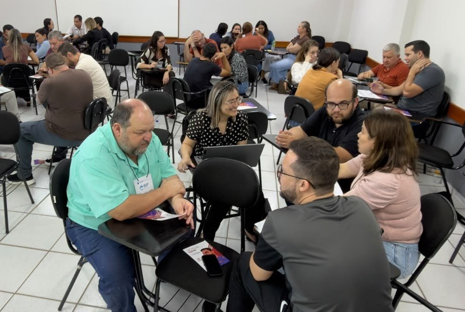 Oficina de revisão de questionários do Progov realizada em Paranavaí