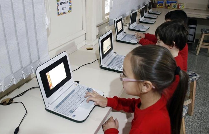 Alunos de escola municipal de Curitiba utilizam computadores em atividade pedagógica