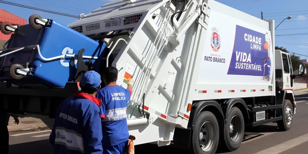 Serviço de coleta de resíduos sendo executado em Pato Branco, na Região Sudoeste do Paraná