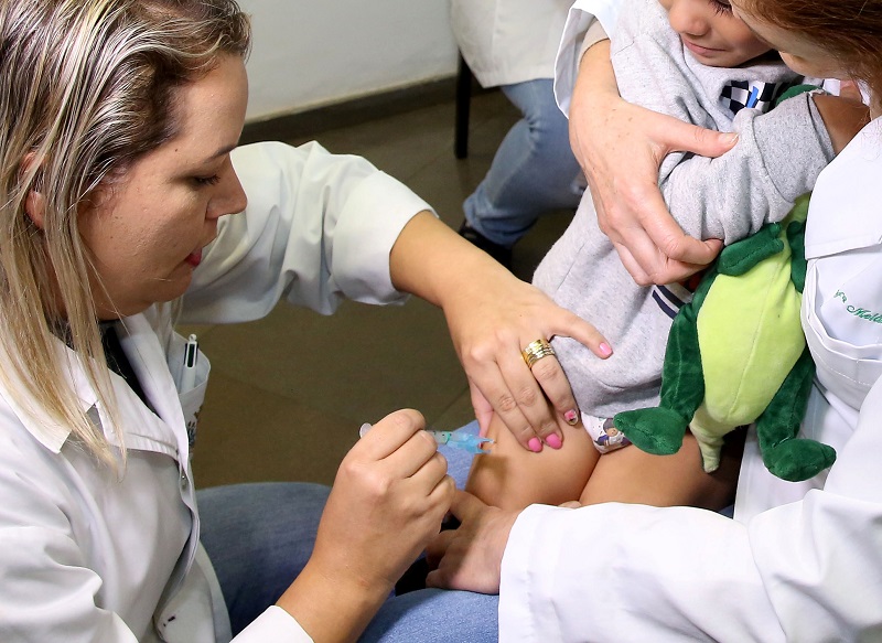 Vacinação de criança contra a poliomielite em unidade da rede de saúde pública do Paraná. Foto: Agência Estadual de Notícias (AEN)/Divulgação