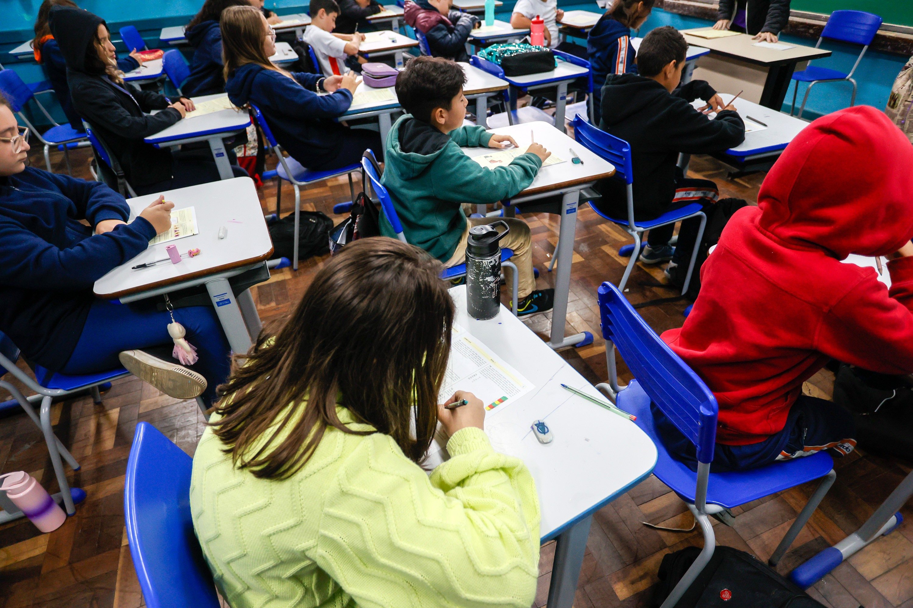 Alunos de escola estadual do Paraná em sala de aula