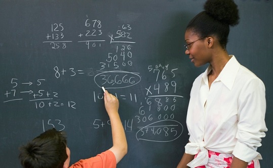 Professora em sala de aula. Foto: Divulgação