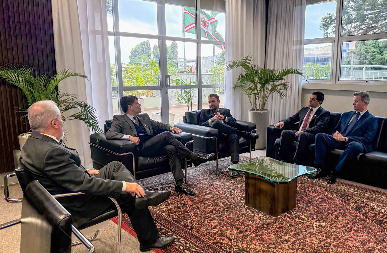 Presidentes e dirigentes do TCE-PR e do TRE-PR, na entrega da lista de agentes com contas irregulares