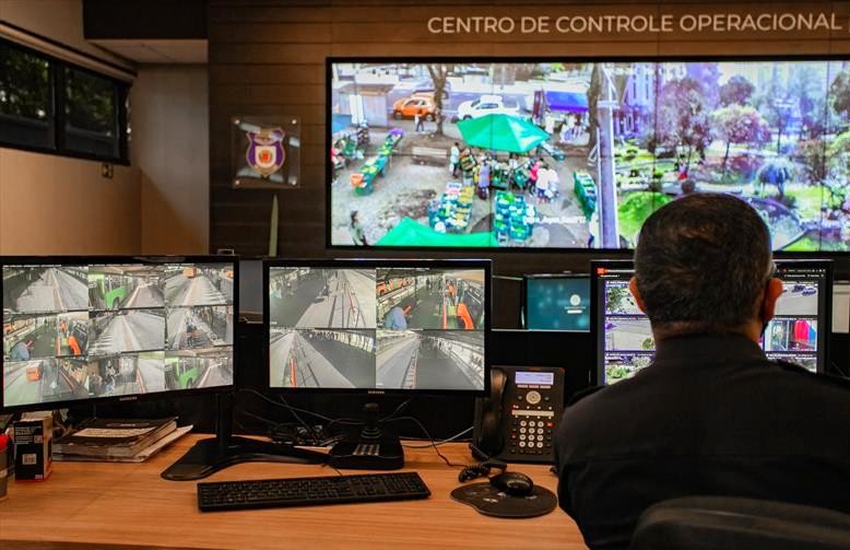 Centro de Controle Operacional mantido pelo Prefeitura de Curitiba, com sistema de videomonitoramento conhecido como “muralha digital”