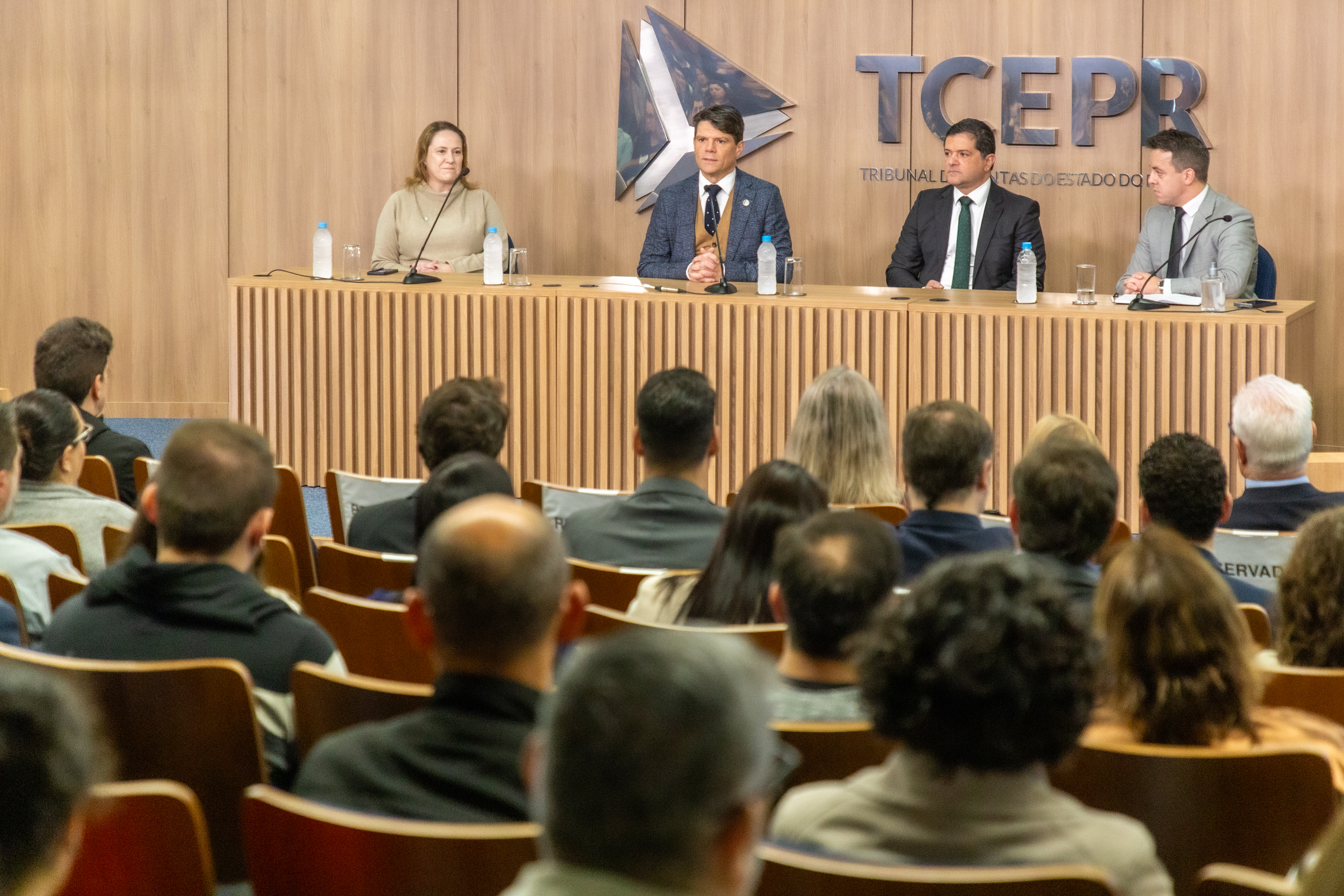 O presidente do TCE-PR, conselheiro Ivens Linhares, abre evento sobre boas práticas em RPPS no auditório da Corte