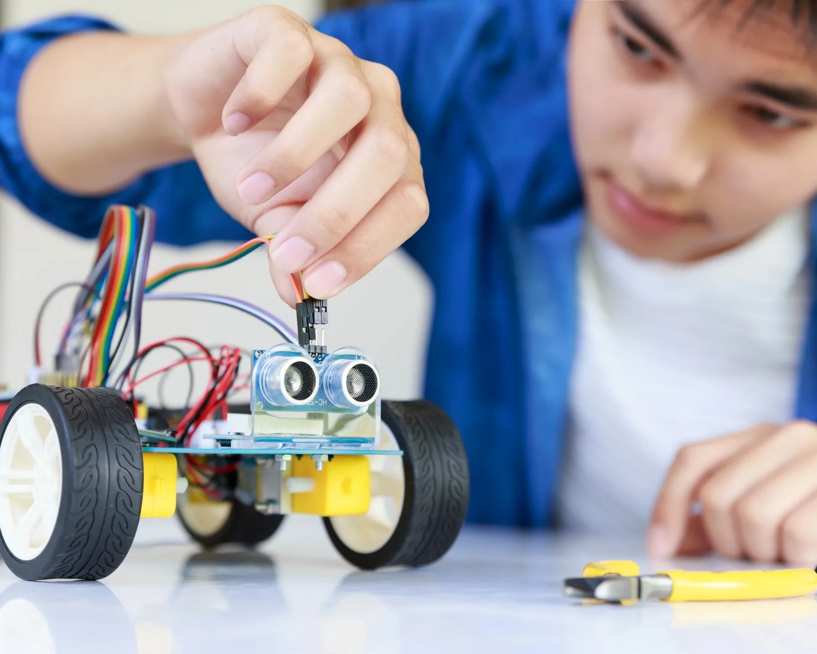 O uso de ferramentas e equipamentos robóticos é um recurso pedagógico que contribui na melhoria do aprendizado. Foto: Divulgação