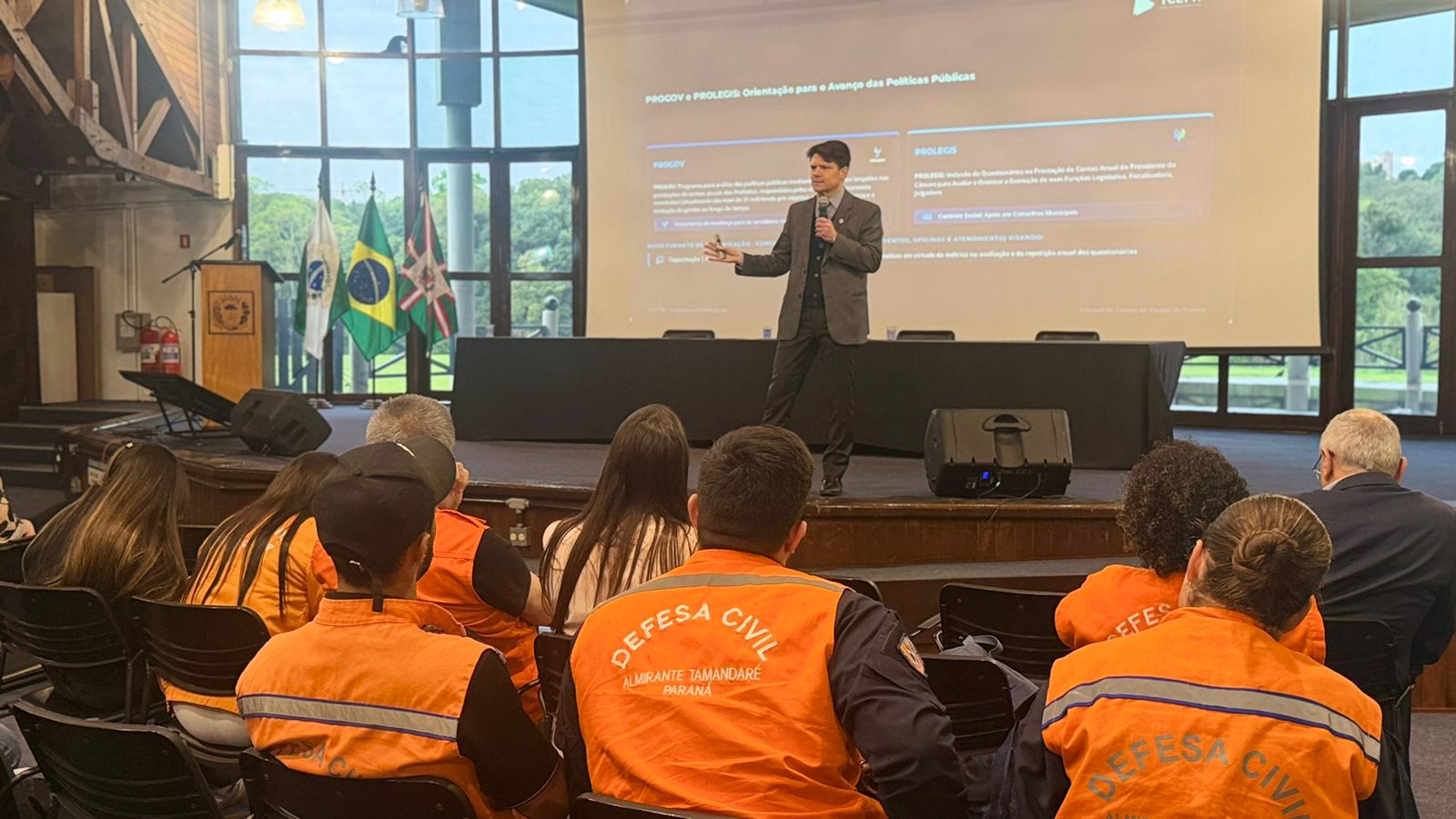 O presidente do TCE-PE, conselheiro Ivens Linhares, profere palestra em encerramento de curso da Seds-PR e da Defesa Civil