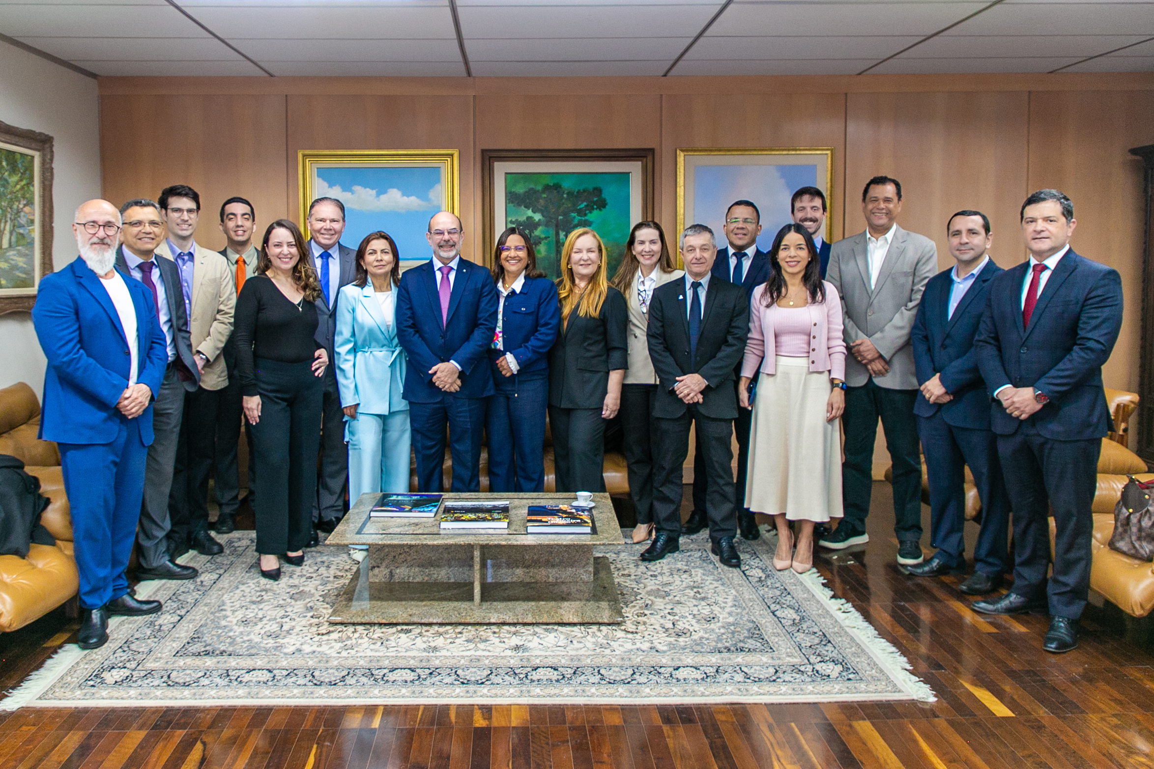O conselheiro Fernando Guimarães e servidores do TCE-PR recepcionam a equipe da Atricon responsável pelo MMDI-TC