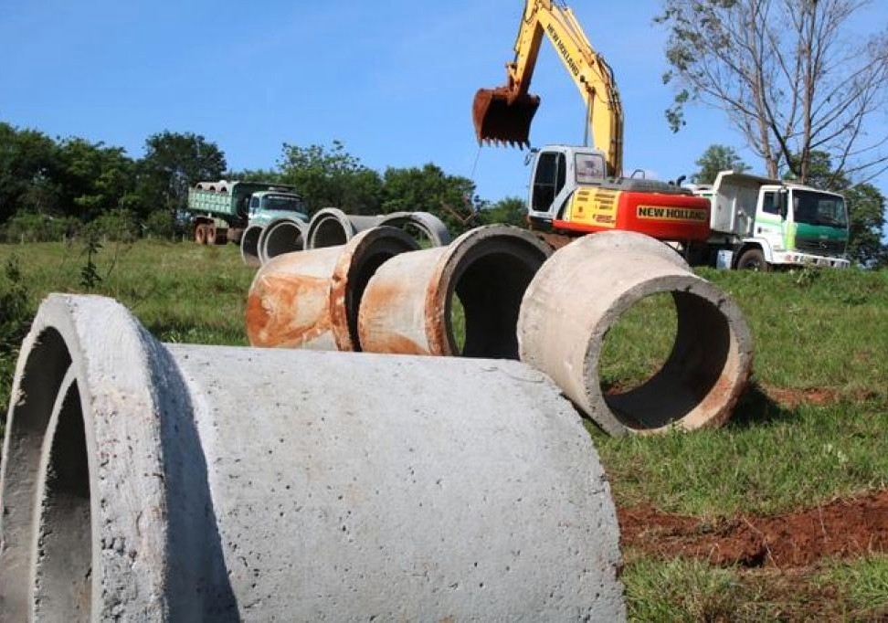 Obra de pavimentação de estrada rural realizada pelo Município de Cruzeiro do Oeste
