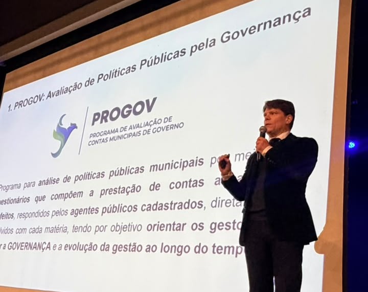 O presidente do TCE-PR, conselheiro Ivens Linhares, palestra no Fórum de Controle Social de Pato Branco