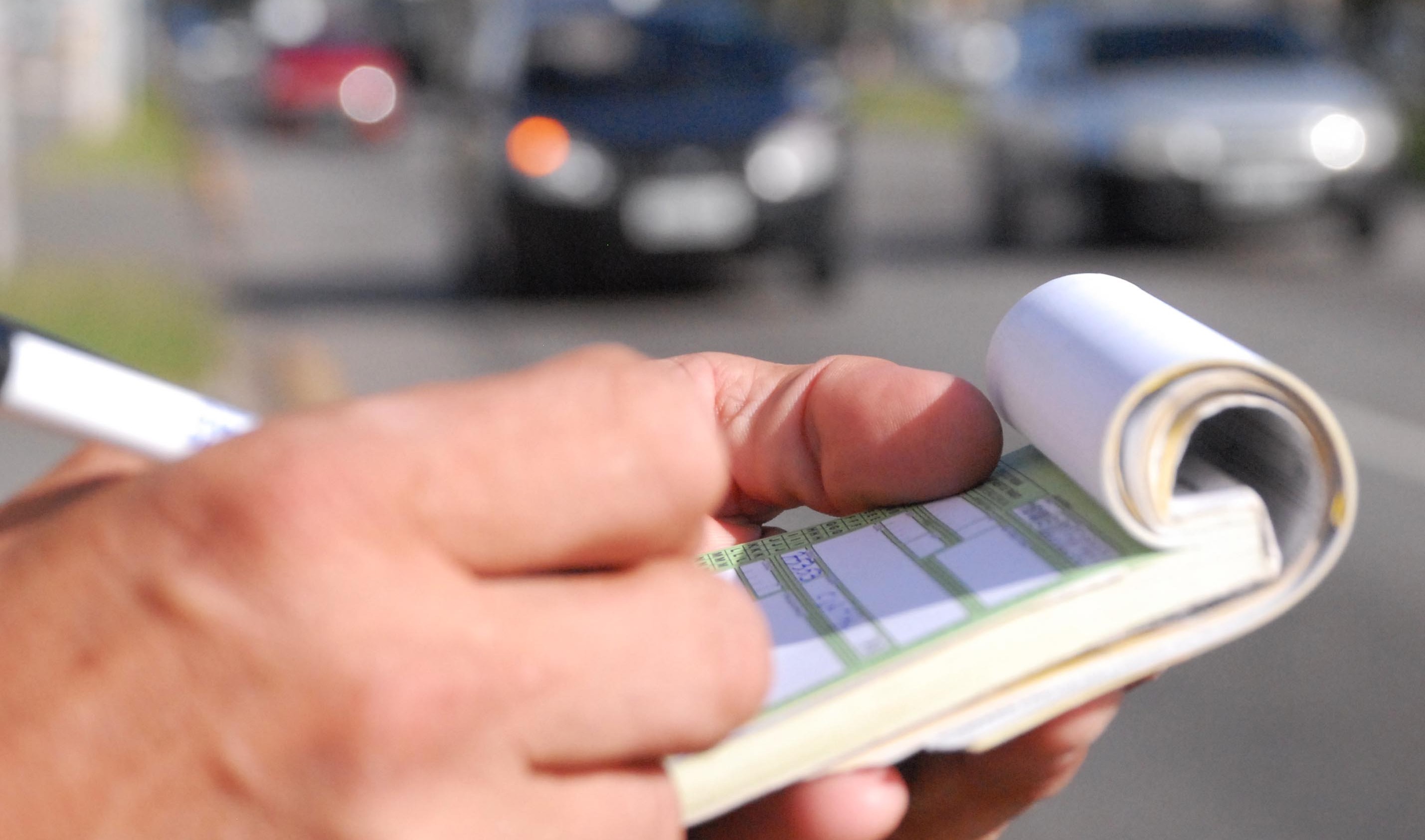 Agente de trânsito aplicando multa a infrator