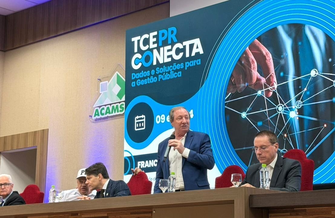 O conselheiro Augustinho Zucchi fala na abertura do evento TCE-PR Conecta realizado em Francisco Beltrão