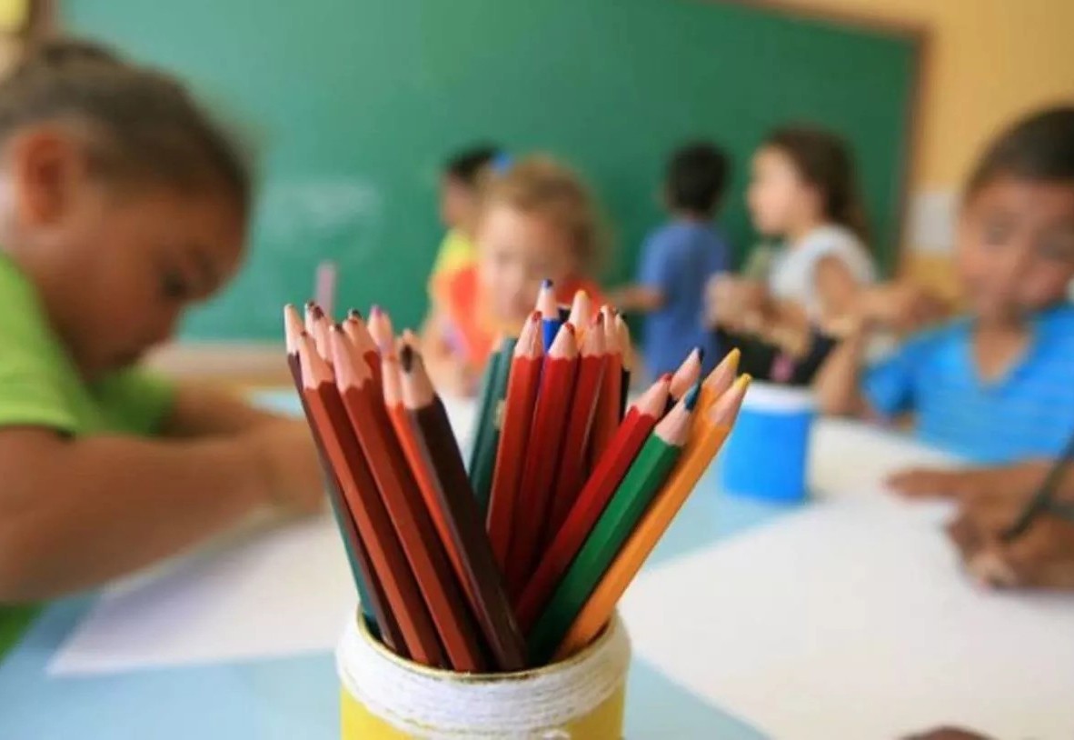 Crianças em sala de aula do ensino fundamental, em escola pública brasileira