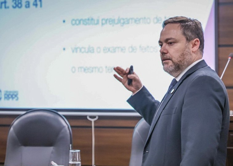 O auditor de controle externo André Castanheira Santos ministra palestra no 1º Seminário de Regimes Próprios de Previdência Social promovido pela OAB-PR