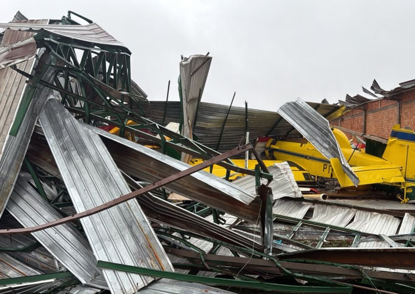 Aeronave sob escombros no Aeroclube de Toledo, atingido por  temporal, em 29 de setembro de 2026