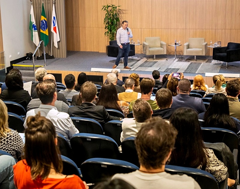 O professor Ciro Biderman, diretor da FGV Cidades, ministra aula inaugural do curso "Desenvolvimento Metropolitano e Transporte Coletivo", que capacitará servidores do TCE-PR Foto: Mauro Beghetto Penteado/TCE-PR
