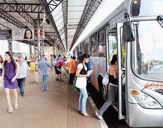 Ônibus em terminal do transporte coletivo urbano de Maringá. Foto: Divulgação