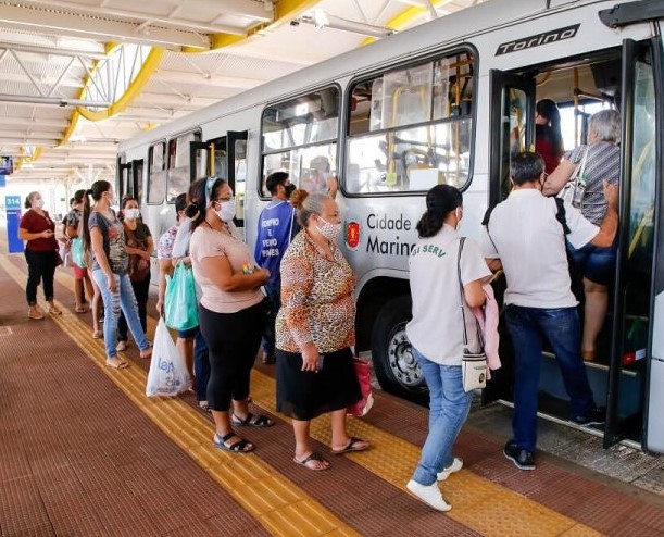 Ônibus em terminal do transporte coletivo urbano de Maringá, durante a pandemia da Covid-19, quando os passageiros eram obrigados a utilizar máscaras de proteção. Foto: Divulgação