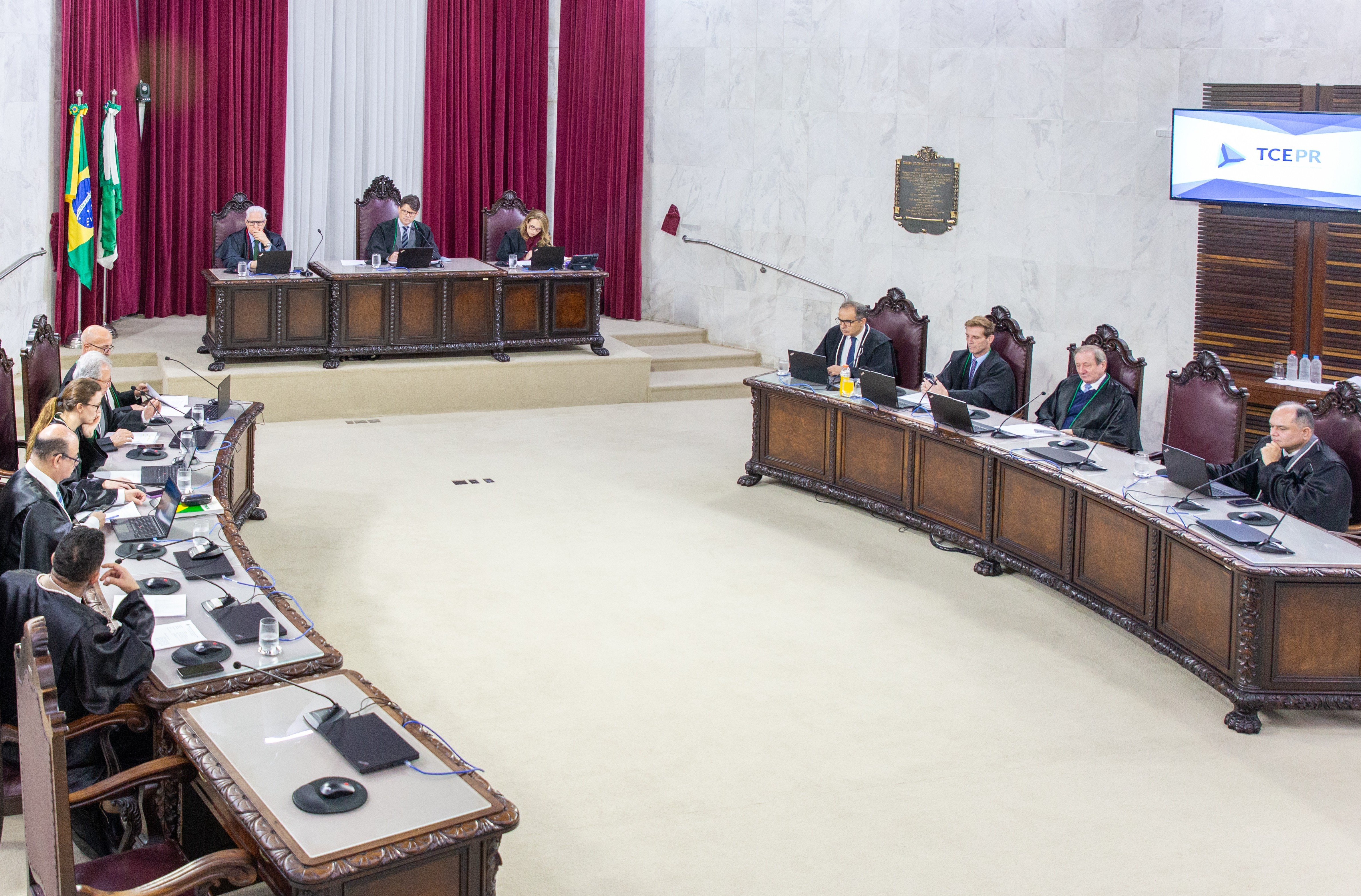 Sessão ordinária do Tribunal Pleno do TCE-PR, realizada presencialmente às quartas-feiras, a partir das 14h