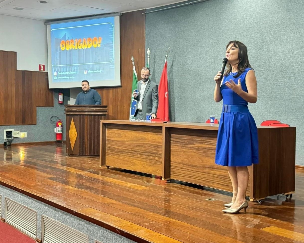 A auditora de controle externo Flávia Geórgia Quaesner Toledo responde a questões de alunos do MBA em Licitações e Contratos Administrativos durante aula presencial do Módulo 4 do curso de pós-graduação oferecido pela EGP do TCE-PR em Londrina no dia 5 de setembro.