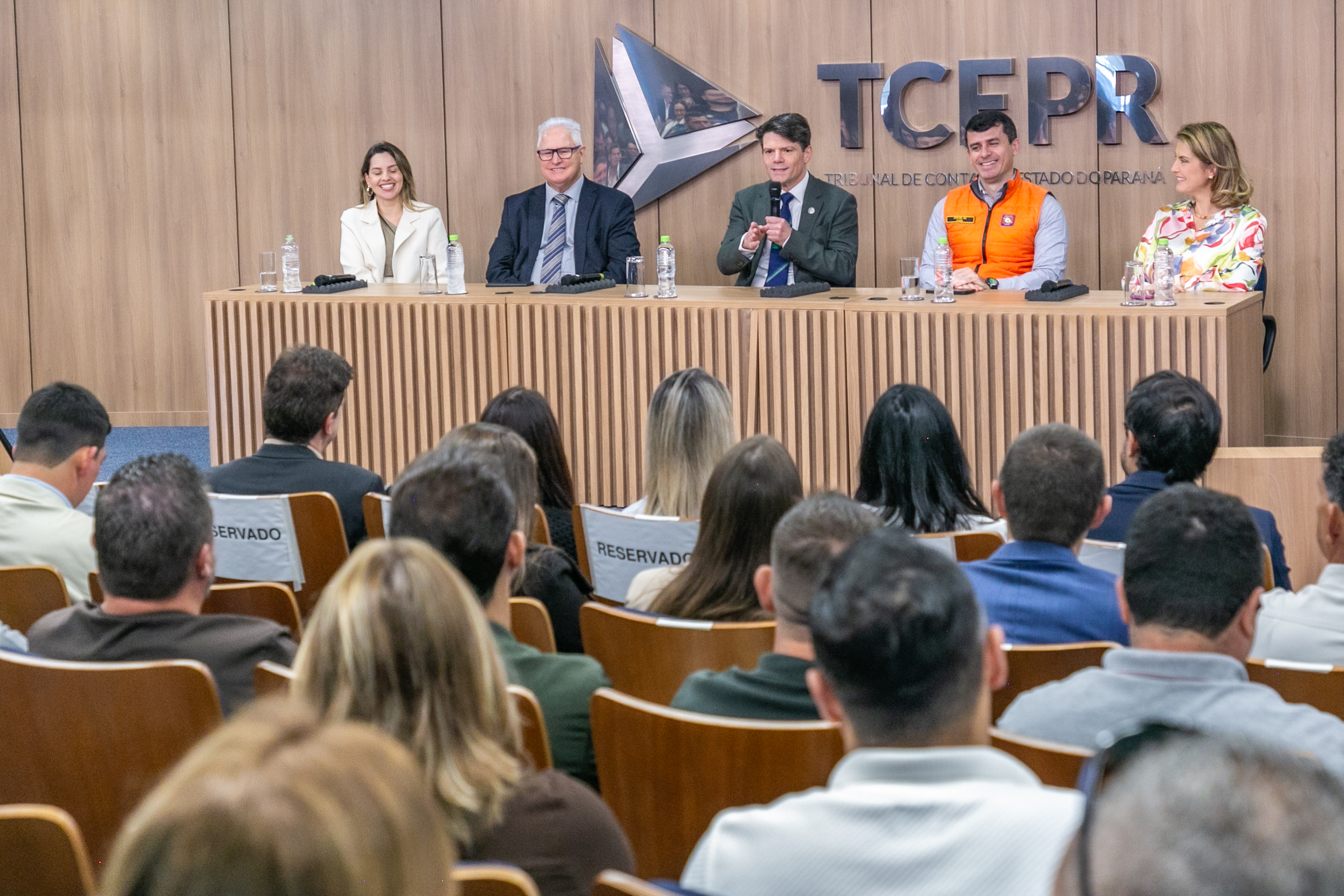 O presidente do TCE-PR, conselheiro Ivens Linhares, na mesa de abertura do evento "Desafio El Niño"