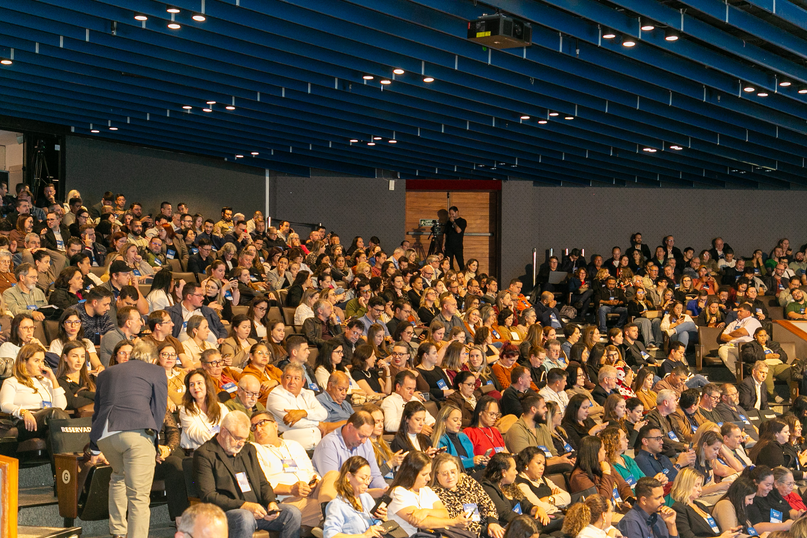 Público lota auditório da Fiep, em Curitiba, para acompanhar evento do Progov do TCE-PR