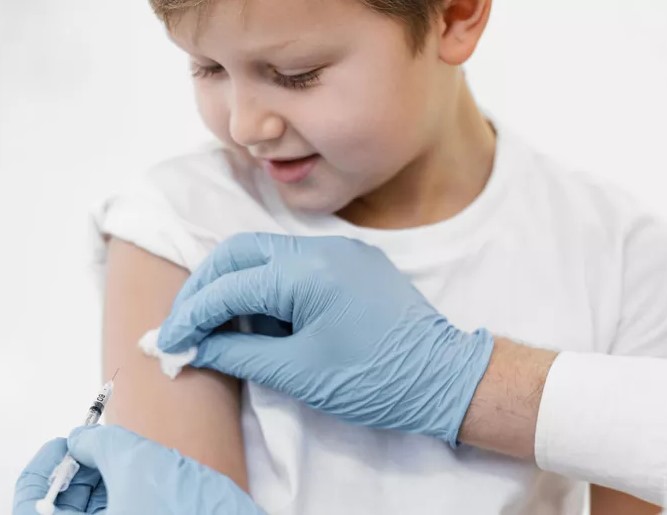 Criança é vacinada, em ação do Programa Nacional de Imunizações (PNI). Foto: Divulgação