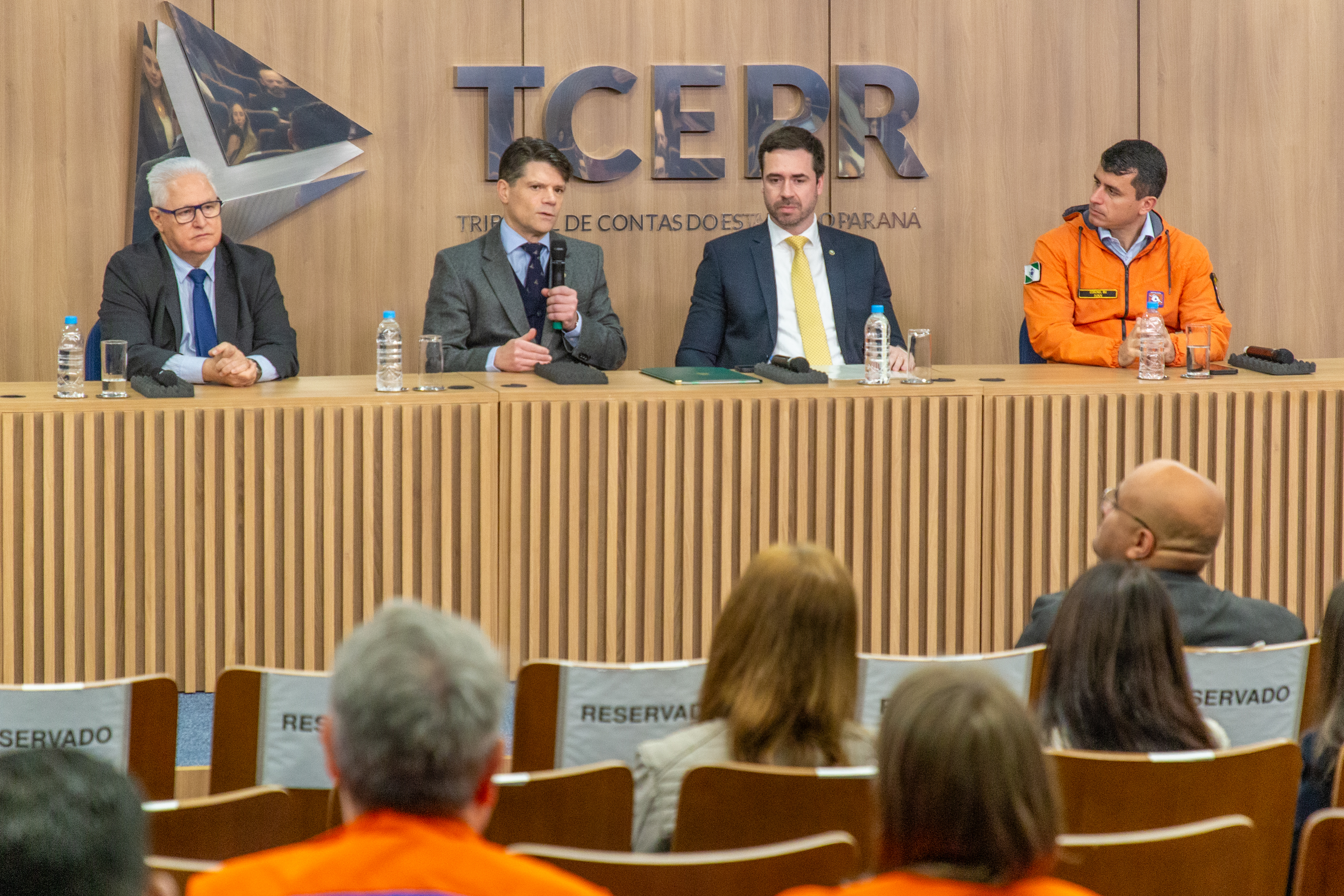 O presidente do TCE-PR, conselheiro Ivens Linhares, e o defensor público geral do Estado, Matheus Munhoz, assinam protocolo de intenções